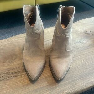 Jessica Simpson Women’s Wedge Western Booties